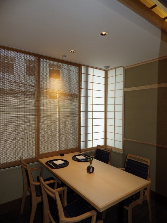 華やかなお祝い事などにぴったり。テーブル席の個室