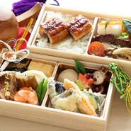 お店の味をおうちでも。食材にこだわった松華堂弁当です。
上段／季節の食材をふんだんに使ったおかず8品
下段／松茸ご飯／仙台牛すき焼き 蟹と季節の天婦羅