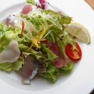 地元で収穫した野菜、港にあがったばかりの魚介類。ビタミン・ミネラルなどの栄養素を考えたメニューです。健康のためのバランスを考えた「カラダ」のための食事で、より元気になってもらいたいと考えています。
