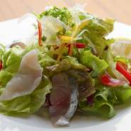 地元で採れたばかりのみずみずしい野菜、市場直送の魚介類のハーモニーを楽しめる一皿。ハーフ700円