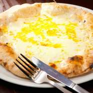 水牛のフレッシュミルクで作られるモッツァレラブッファラをたっぷりトッピングして焼き上げたピッツァです