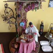 ナポリのピッツェリアでよく見かけるプルチネッラの置物。
イタリアの伝統的な風刺劇に登場する道化師で
ナポリのマスコットキャラクター的な存在！
もちろんUWOZAにも居ます。