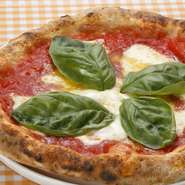 イタリア産100％の小麦粉を使い、ビール酵母で発酵させています。生地は最低でも10時間、自然発酵させ、その日の気温に応じて酵母菌の量を調整。2種類のイタリア産トマトを使用し、ピッツァソースをつくっています。