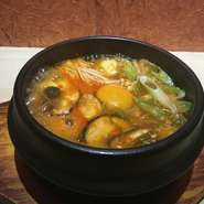 韓国料理といえば、熱々のスンドゥブチゲ