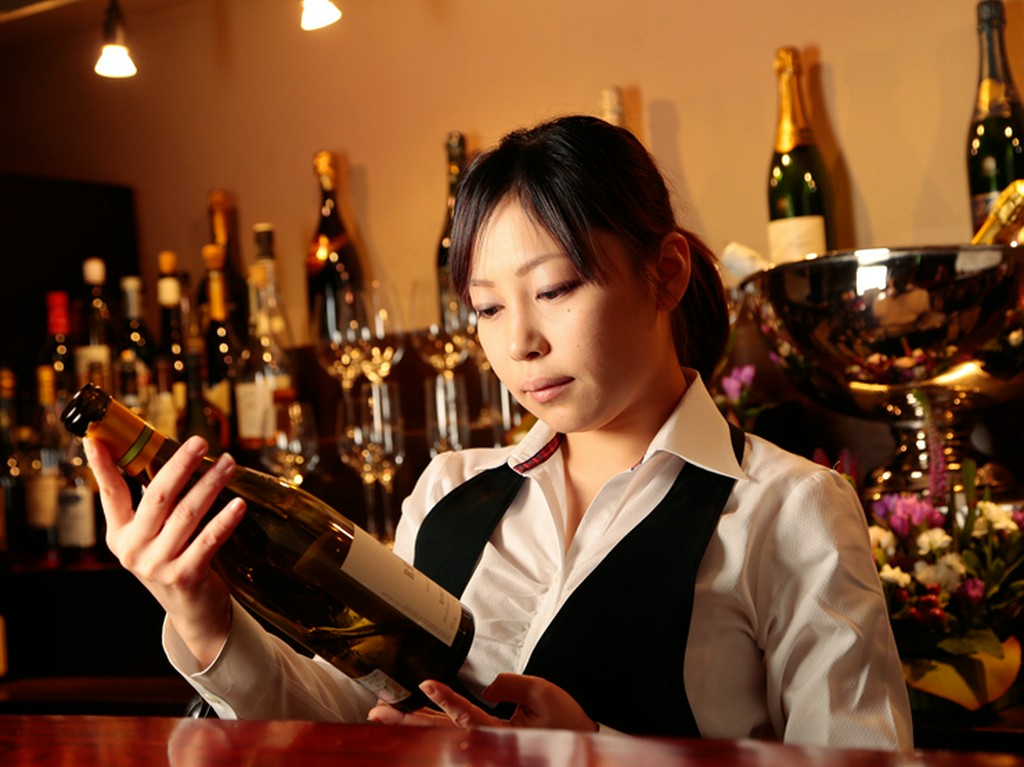 プロのバーテンダーとの会話を楽しめます