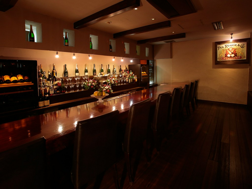 カウンター席があり、ひとりでも気軽にお酒を楽しめます