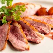 クセの少ない鴨肉をゆっくりロティし、バルサミコやグラストビアンのソースでお召し上がり下さい。