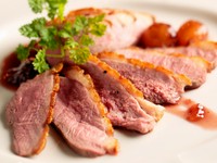 クセの少ない鴨肉をゆっくりロティし、バルサミコやグラストビアンのソースでお召し上がり下さい。