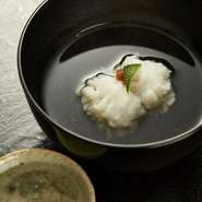 京懐石の老舗料亭などで研鑽を積まれた荒巻料理長の料理は、季節を感じさせる逸品ばかり。見た目にも美しく、かつ繊細な味付けは、日本酒と合わせてみると、幾重にも味の広がりを見せてくれます。