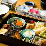 ゆったり食事を楽しみたい大人女子に理想的な一軒。本格的な日本料理を供しつつ、ローチェアやソファ席もあるなど、カフェ風の設えが好評。優雅で贅沢なランチには、『りんたろう御膳』（予約推奨）がおすすめです。