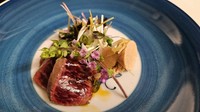 ＜先付・お造り・メイン・旬菜皿・土鍋炊き込み御飯・デザート＞
量を控えめにご用意したコース。
