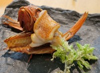 キンキや毛蟹などより上質な季節の食材を盛り込んだコースです。
仕入れ状況にもよりますが９品程度を想定しております。
