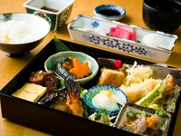 当店の味を詰め合わせました。
少量ずつですが一度にお楽しみ頂けます。
※ご予約分で定数になる場合や当日メニューには
　お出しない日もありますので、
　事前予約をお薦めしております。