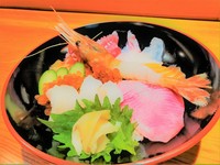 ひがしものをはじめ三陸産を中心とした魚介をはじめ、
ボタン海老やイクラなども楽しめる海鮮丼です。
