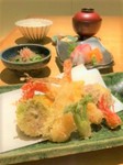 魚介類と野菜の天婦羅を盛り合わせました。お刺身も付くので　　満足感のある御膳です。