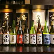 東北の地酒を中心に、美味しい日本酒が揃っています。常に15種類から20種類用意されていますが、貴重なものが多いので、売り切れ御免の品も。その時々の美味しいお酒を楽しんでほしいのだとか。