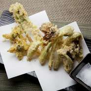 新鮮な山菜をサックリとした天ぷらに。季節の限定メニュー