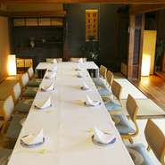 一軒家レストランで、昭和初期の古き良き雰囲気を残す落ち着いた佇まい。和室のふすまをとると、大広間としても利用でき、大人数の宴会にも対応できます。
