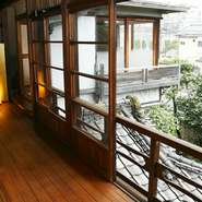 昭和初期の建物の中に入ると、どこか懐かしい雰囲気にほっと癒されます。