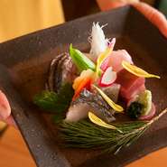 新鮮で旬の食材を厳選。地元野菜や駿河湾でとれた鮮魚を毎日仕入れるこだわり。素材の鮮度を大切にし、季節感を盛りつけにも取り入れた、シンプルかつ心がこもった一皿に出会えます。旬の料理を楽しんで。