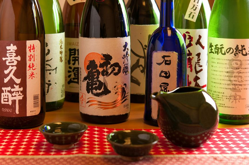 静岡産の日本酒にこだわった品ぞろえ。地元食材とともにどうぞ