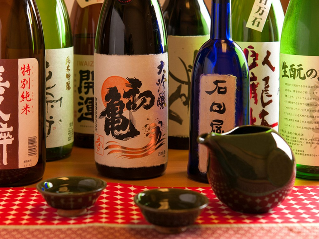 静岡産の日本酒にこだわった品ぞろえ。地元食材とともにどうぞ