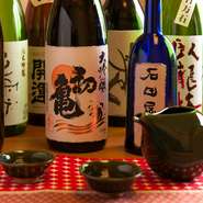 富士の麓に広がる自然豊かな静岡県。きれいな水が豊かな土地ならではの、美味しい静岡県産の日本酒が揃います。地元食材の和食を引き立てるのは、地元のお酒。また、毎月2本ずつ珍しい日本酒も入れ替えているそう。