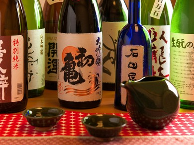 静岡産の日本酒にこだわった品ぞろえ。地元食材とともにどうぞ