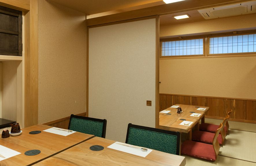 上品な個室やテーブル席も。大切な接待シーンを和食で演出