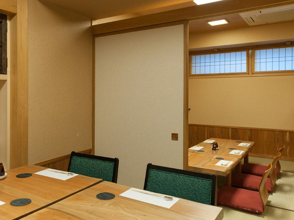 上品な個室やテーブル席も。大切な接待シーンを和食で演出