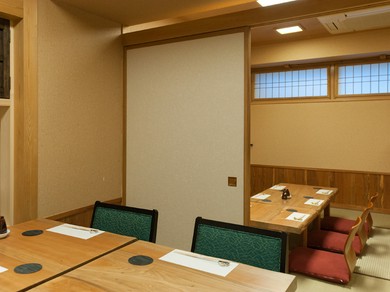 上品な個室やテーブル席も。大切な接待シーンを和食で演出