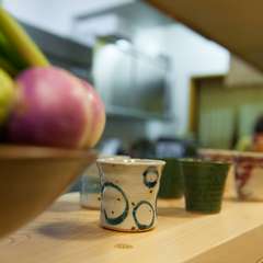 白木が美しいカウンター。味のある器も楽しみの一つです