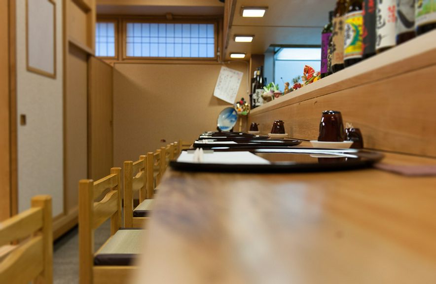 カウンター席ならお一人さまでもお気軽に。お酒とともにゆったり