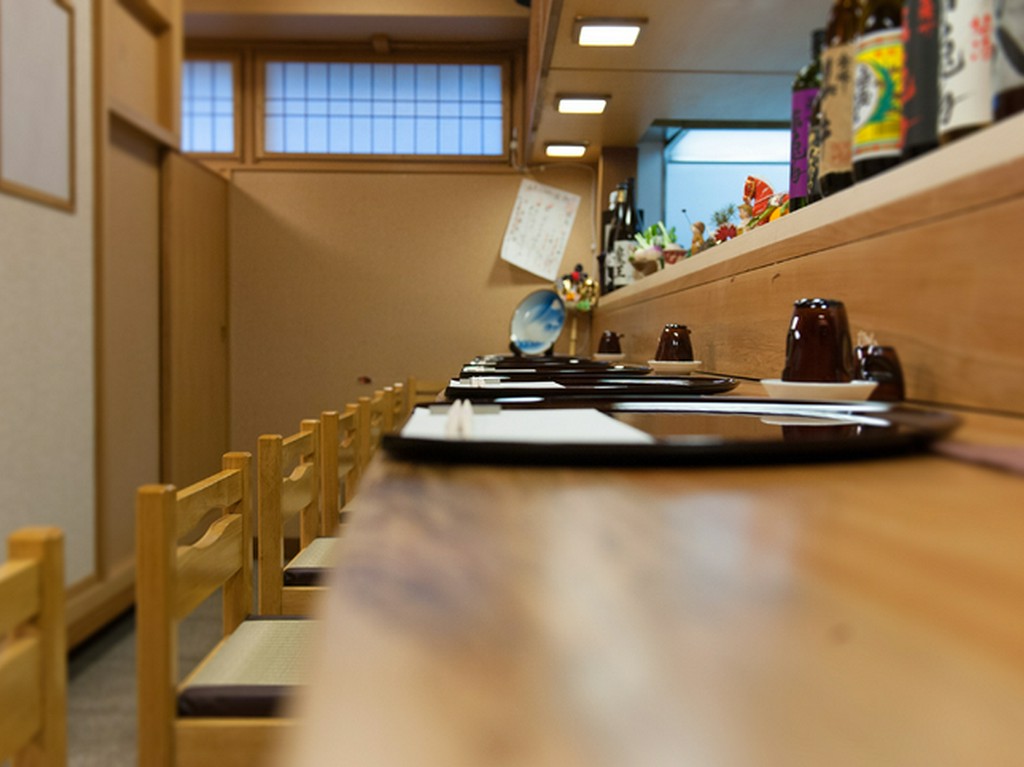 カウンター席ならお一人さまでもお気軽に。お酒とともにゆったり