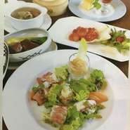 ♢凛香オリジナルサラダ風盛り合わせ
◇季節に合わせたスープ
◇海老と季節野菜のチリソース煮
◇牛肉と野菜の香料煮　マントウ添え
◇カニ入りあんかけ炒飯
◇オリジナルデザート