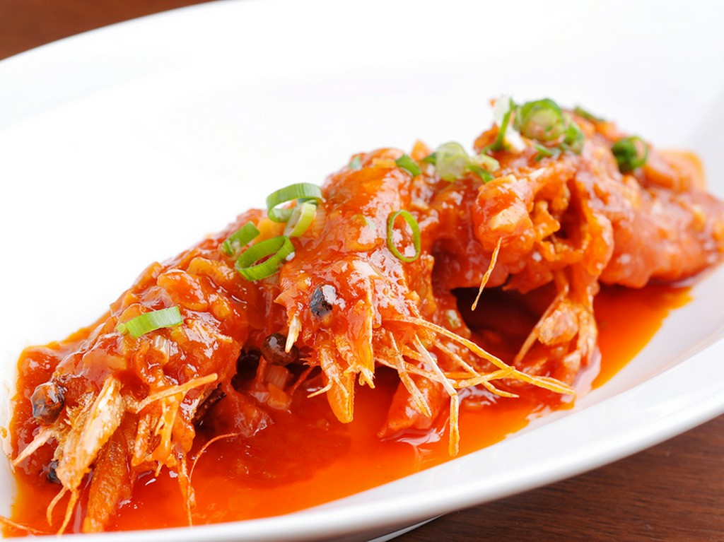 有頭の大きな海老を旨みごと味わう『大海老のチリソース煮』