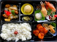 カニの爪等が入った豪華な中華弁当です。
会合やイベント等にも是非ご利用下さい。
