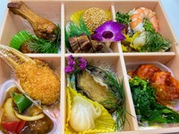 カニの爪や鮑等が入った豪華な中華の詰め合わせです。
会合やイベント、法事等の時にも是非利用下さい。