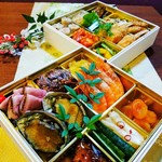 22×22×5.8㎝の2段重限定販売＊伊勢海老の甘酢＊鮑の紹興酒漬け＊蟹の爪の広東風揚げ等々が沢山詰まった中華おせち料理を是非!

