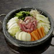 和牛肉、名古屋コーチン、モツ、野菜たっぷり入った韓国風味味噌仕立てのお鍋