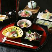 三段箱、天ぷら五種、お造り三種・ローストビーフ・蒸し物・赤出し・デザート