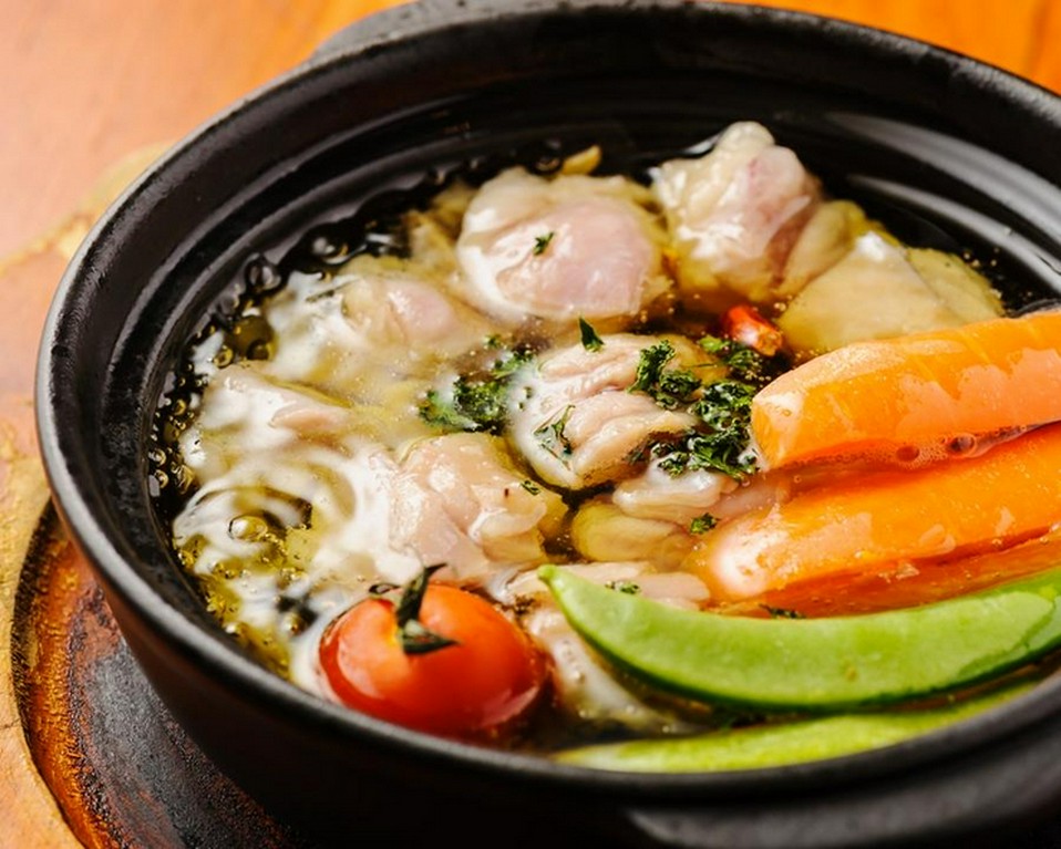 お肉が柔らかくてふっくら『鶏肉のアヒージョ』