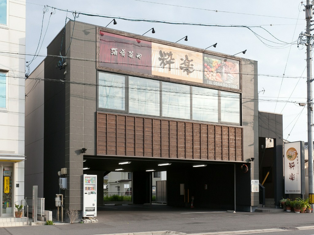 黒と木目がシックなエントランス。岡崎駅より徒歩3分のアクセス