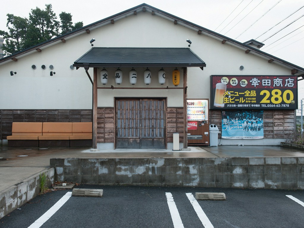 入りやすい雰囲気のエントランス。無料送迎のうれしいサービスも