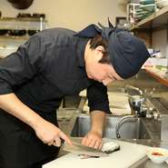 新鮮な国産のとらふぐを最もおいしい状態で提供するため、予約来店時間の1時間前を目安に仕込みをするようにしていると料理長の佐藤さん。『ヒレ酒』も自らヒレを焼いてつくる完全オリジナルです。