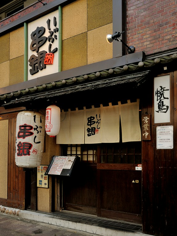 落ち着いた色合いの壁や、風情を感じられる扉が印象的