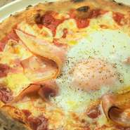 ナポリの石窯で焼いたピッツァは、カリッともっちもち♪その中でもとろ～り半熟玉子のビスマルクはオープン当初から大人気メニュー！
