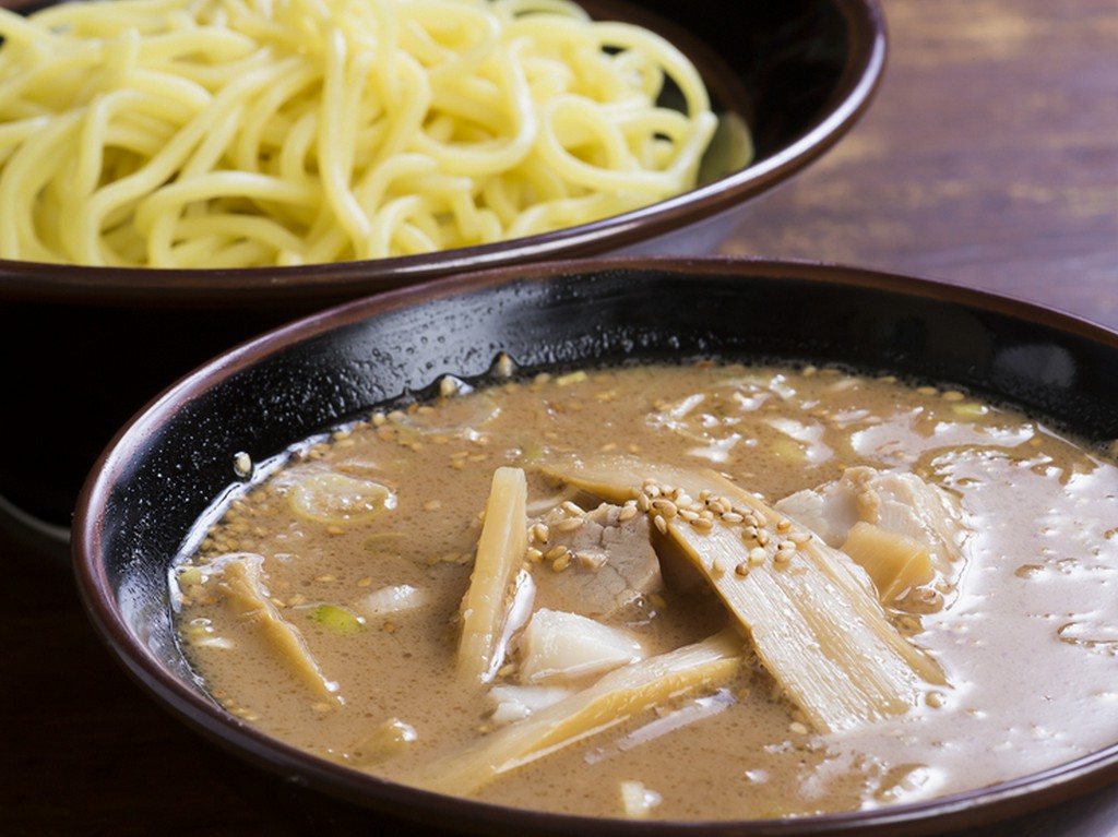 自家製太麺を豚骨つけダレでいただく『つけ麺』