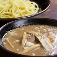 つけダレは【らあめん 寸八】自慢の豚骨醤油スープ。自家製太麺のモチモチ感が際立ちます。
