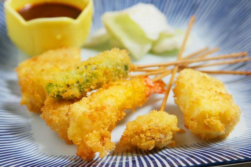 予約でおつまみからデザートまで9品、お値打ちなコースを味わう